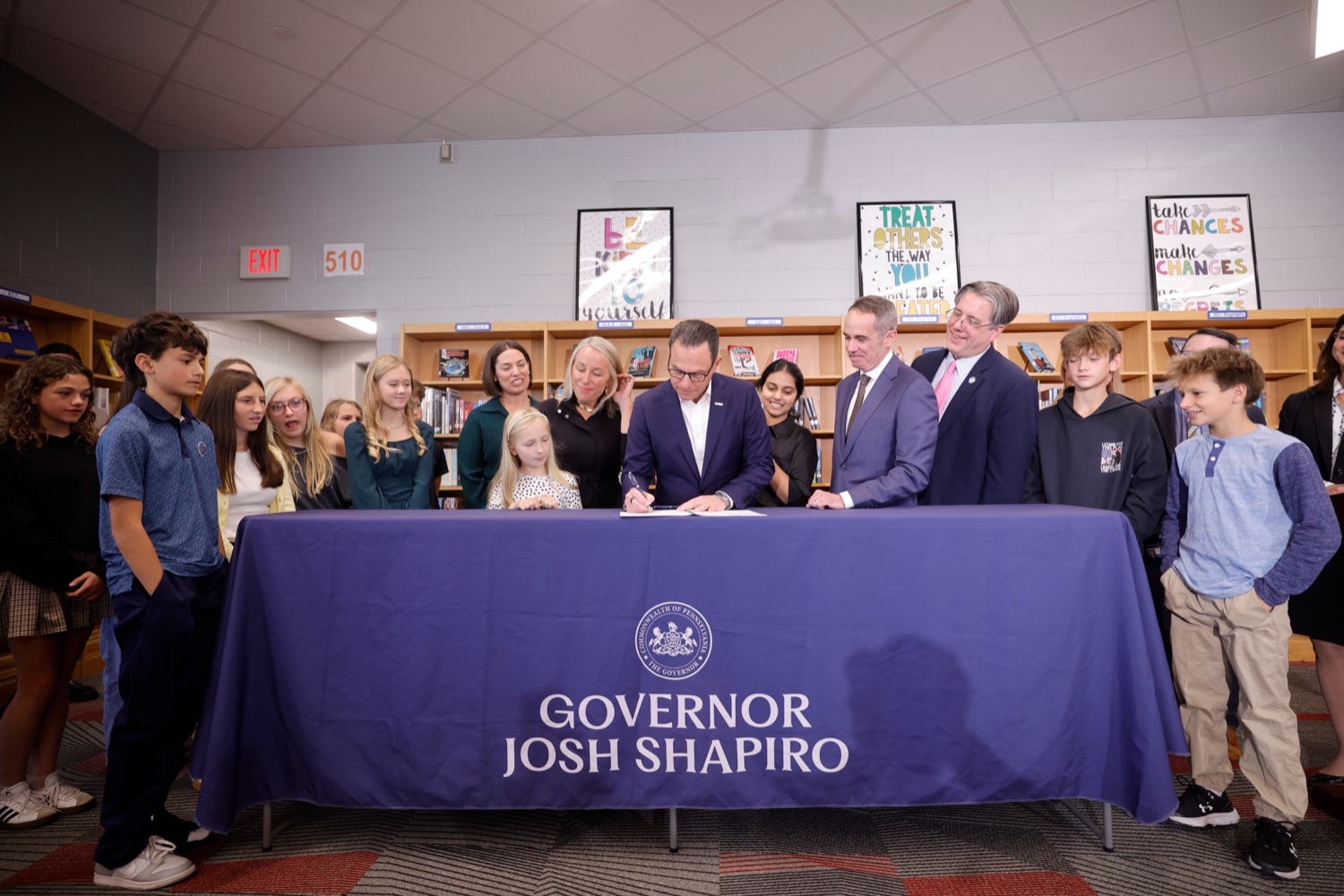 Shapiro signs bell-to-bell cellphone ban for Pa. schools — Carlisle Health news